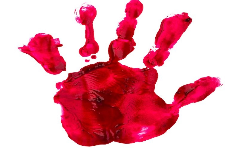  Trong quá trình trừu máu, ngải yêu được sử dụng để hút máu của đối tượng.